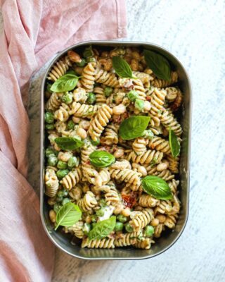 Pilno grūdo makaronų ir ožkos sūrio salotos