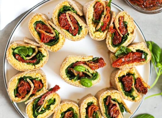 Suktinukai su avinžirniais ir saulėje džiovintais pomidorais